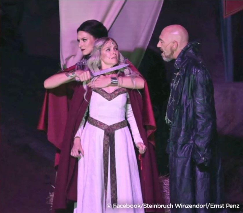 Stefanins Freundin stand bereits mit Missy May auf der Bühne.