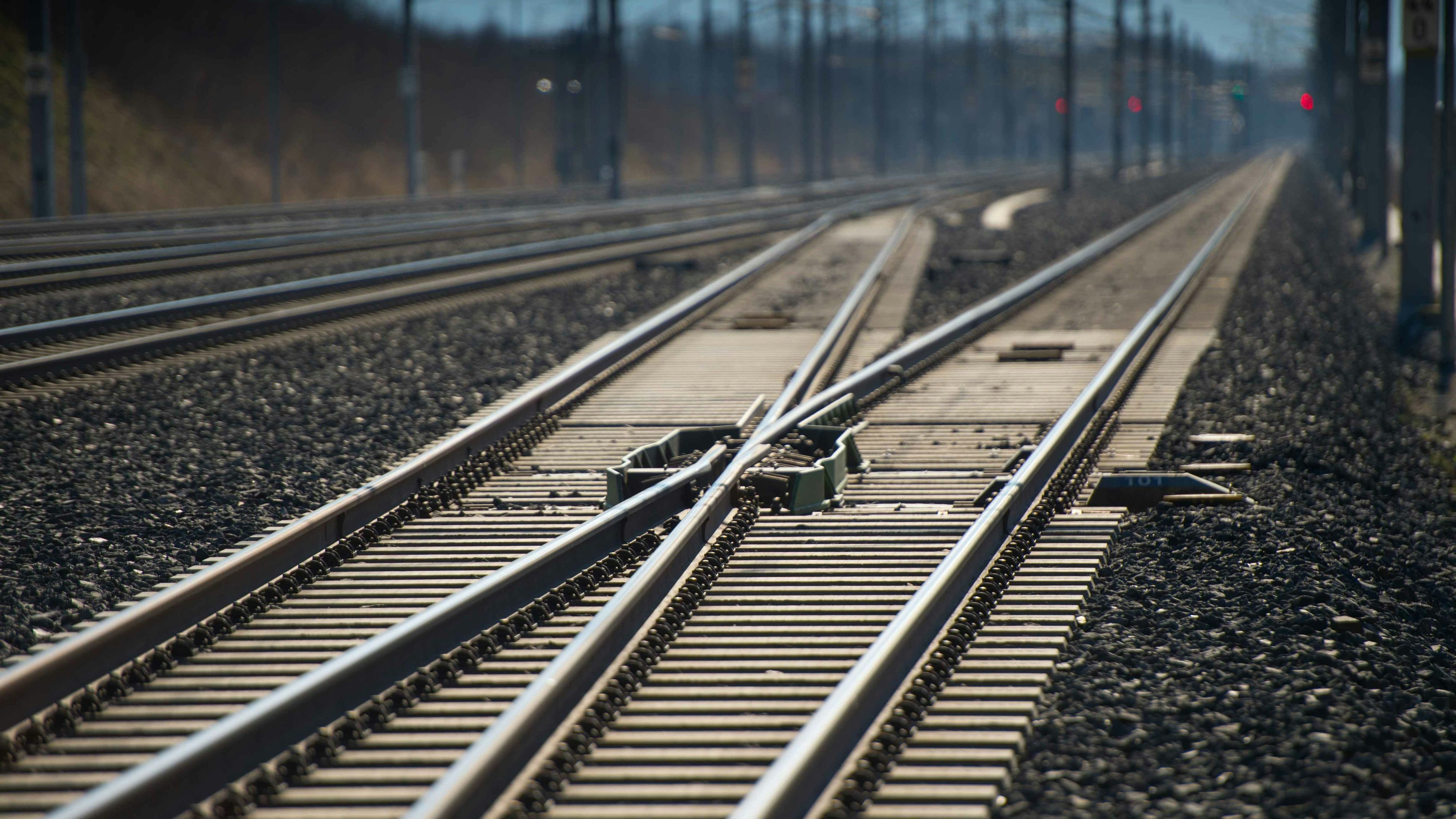 Heute.at - 41-Jähriger legte Steine auf Gleise – Festnahme