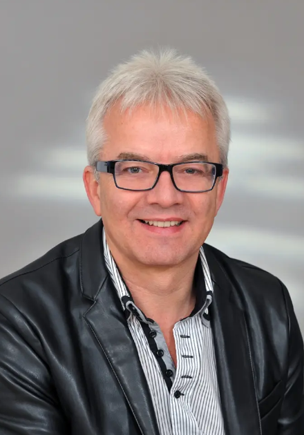 SPÖ-Bürgermeister Gerhard Weil und Stadtrat Josef Newertal fordern ein Nachtflugverbot über dem Stadtgebiet.