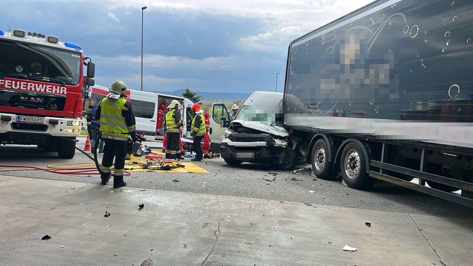 Der Lenker des Kleinlasters krachte ungebremst in einen Lkw.