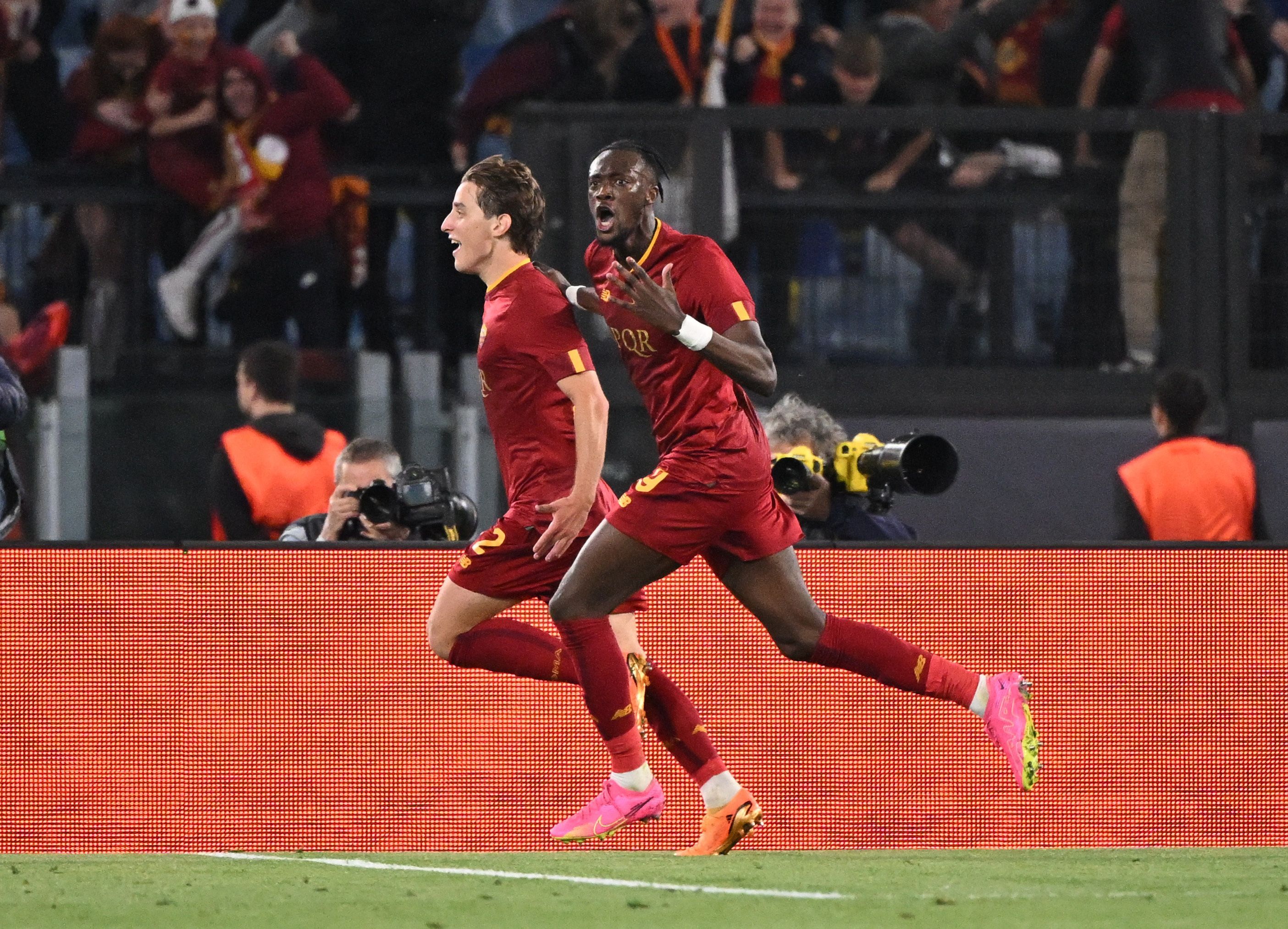 Die Roma bejubelt den Treffer gegen Bayer Leverkusen. 