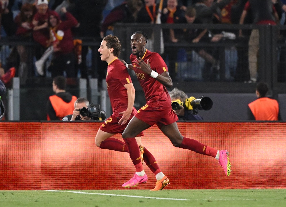 Die Roma bejubelt den Treffer gegen Bayer Leverkusen. 