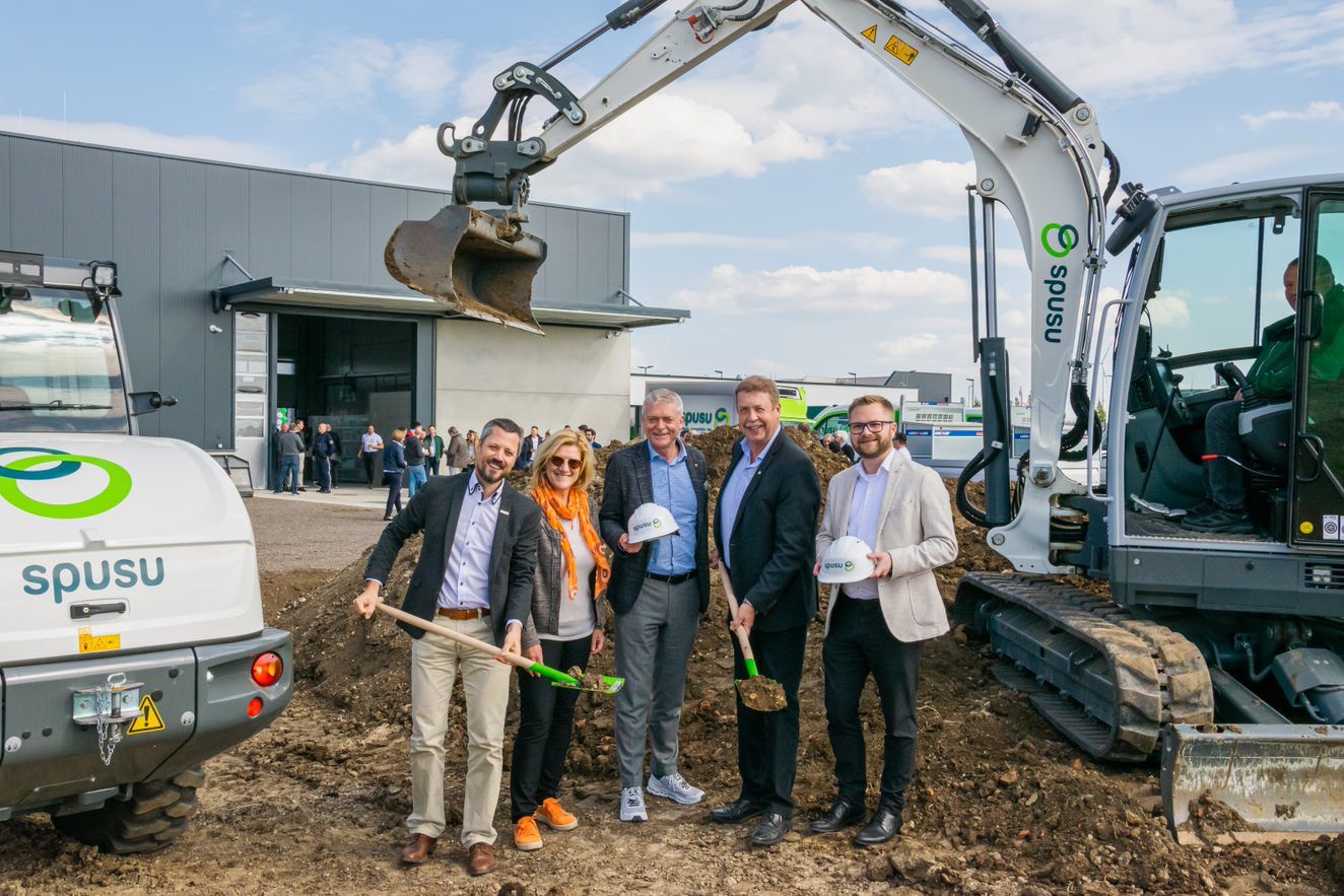 V.l.n.r.: Florian Parnigoni (Geschäftsführer spusu Infrasturktur), Andrea Pichler (Geschäftsführerin), Franz Pichler (Geschäftsführer), Josef Tatzber (Bürgermeister Wilfersdorf), Erich Stubenvoll (Brügermeister Mistelbah an der Zaya)