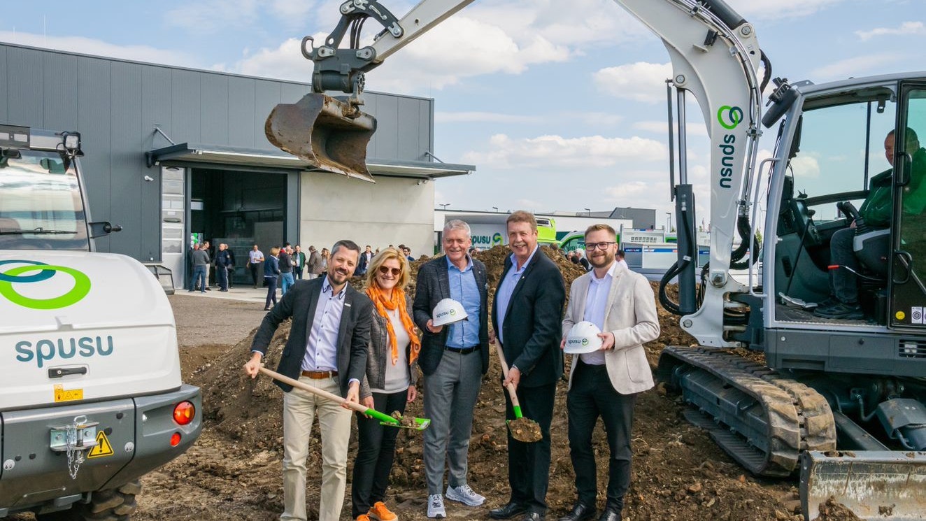 V.l.n.r.: Florian Parnigoni (Geschäftsführer spusu Infrasturktur), Andrea Pichler (Geschäftsführerin), Franz Pichler (Geschäftsführer), Josef Tatzber (Bürgermeister Wilfersdorf), Erich Stubenvoll (Brügermeister Mistelbah an der Zaya)