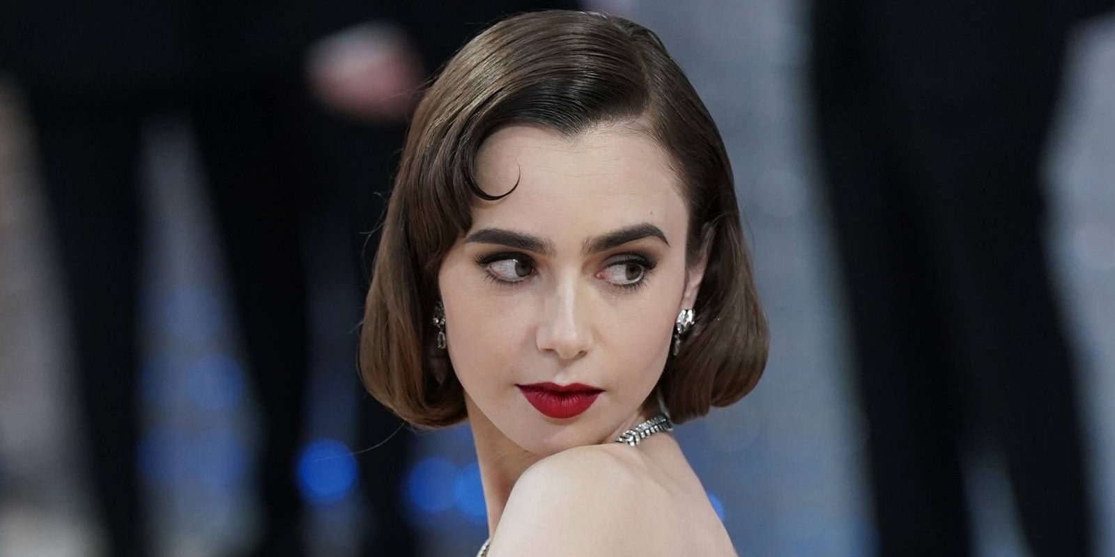 Lily Collins berichtet von einem traurigen Ereignis.