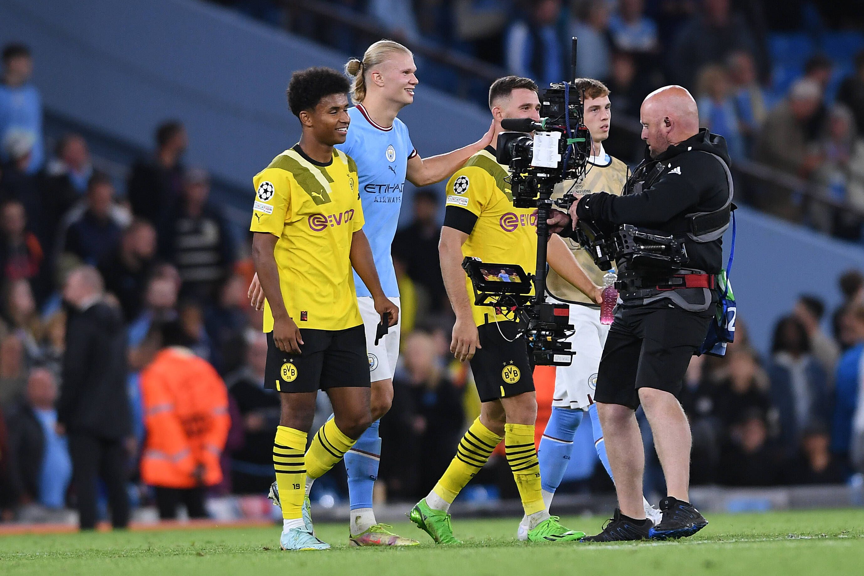 Karim Adeyemi (l.) mit Erling Haaland