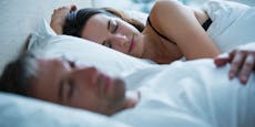 Studie deckt auf: Frauen schlafen schlechter als Männer
