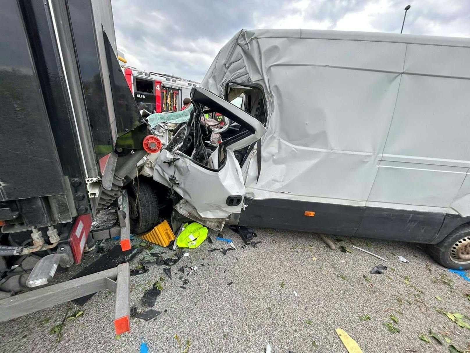 Der Lenker wurde schwer verletzt in Spital geflogen.