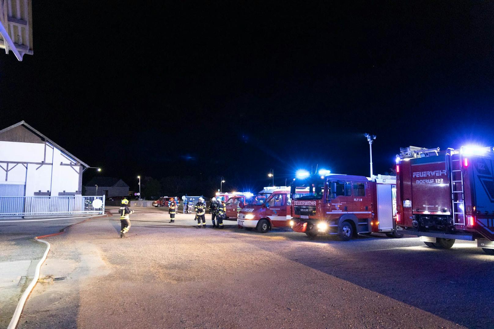 "Enorme Hitze" – Feuerwehr kämpft gegen Flammen in Silo