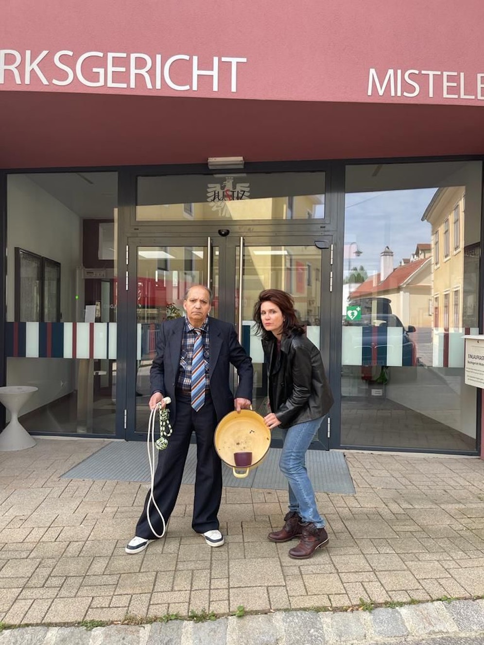 Die Tatwaffen: Ein Kochtopf, ein Hundespielzeug sowie ein Kabel: Der verurteilte Onkel (70) war diesmal Opfer und Zeuge (im Bild mit Anwältin Astrid Wagner).