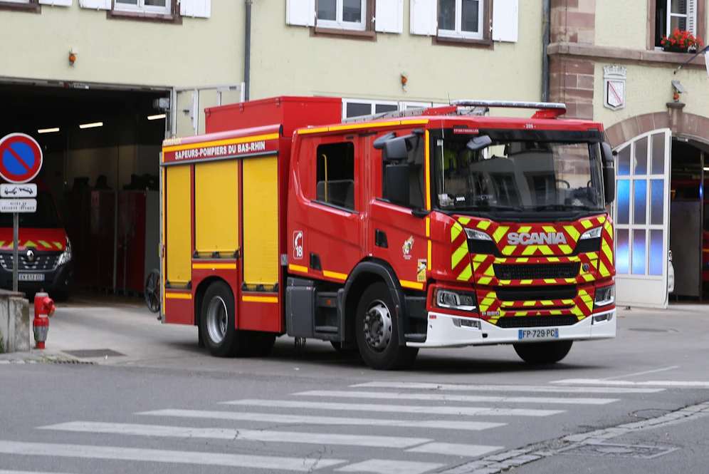 Neben Krankenschwestern und Ärzten waren auch zehn Polizisten und 40 Feuerwehrleute an dem Einsatz beteiligt. (Symbolbild)