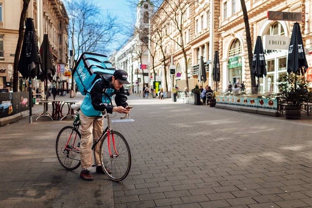 Wolt: Dritter großer Player schwingt sich in Wien aufs Radl.