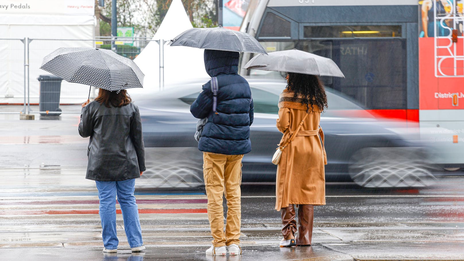 Im Laufe des Abends setzt auch in Wien Regen ein und die kommende Nacht sowie der morgige Freitag verlaufen größtenteils nass.