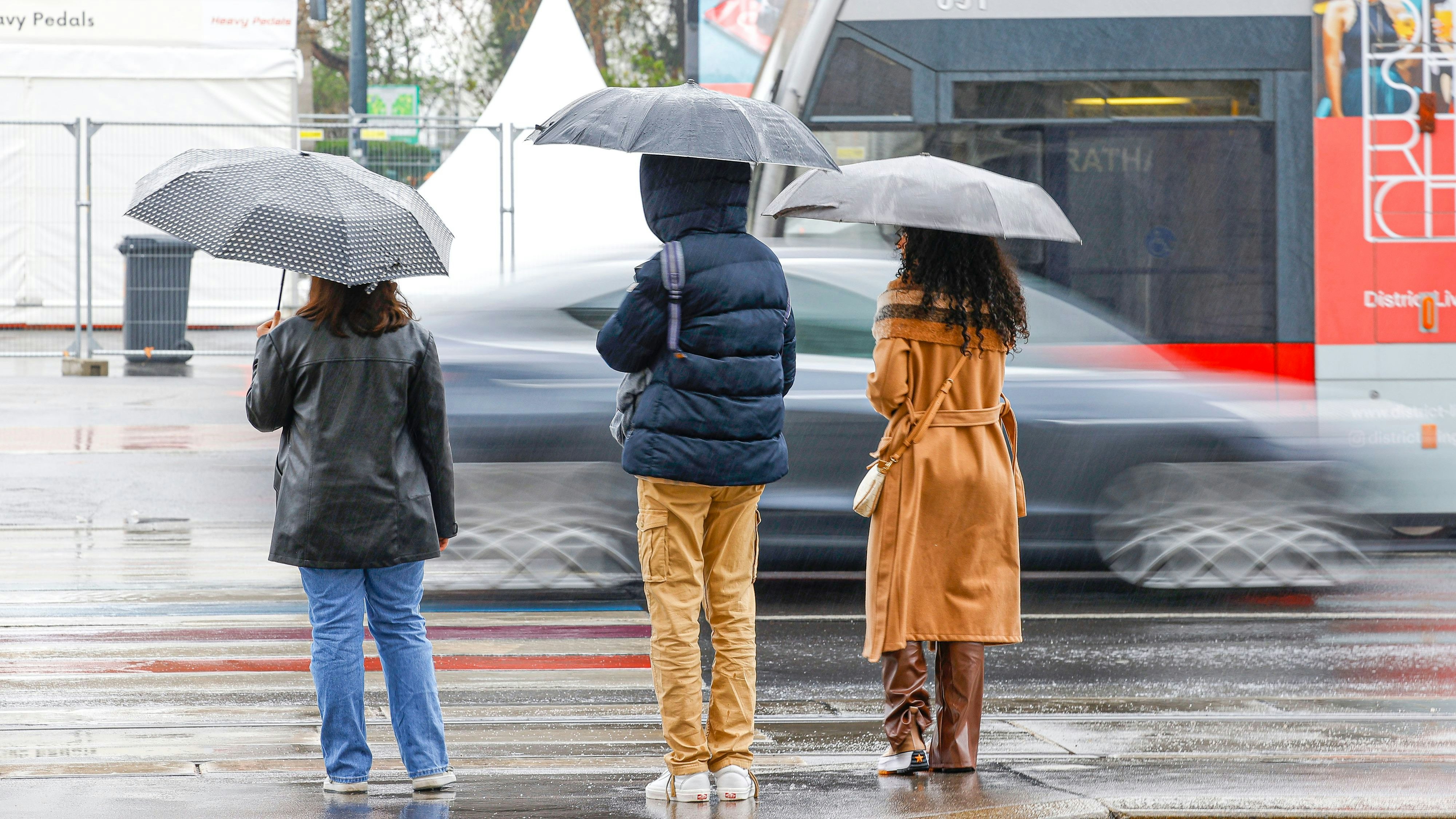 Im Laufe des Abends setzt nun auch in Wien Regen ein und die kommende Nacht sowie der morgige Freitag verlaufen größtenteils nass