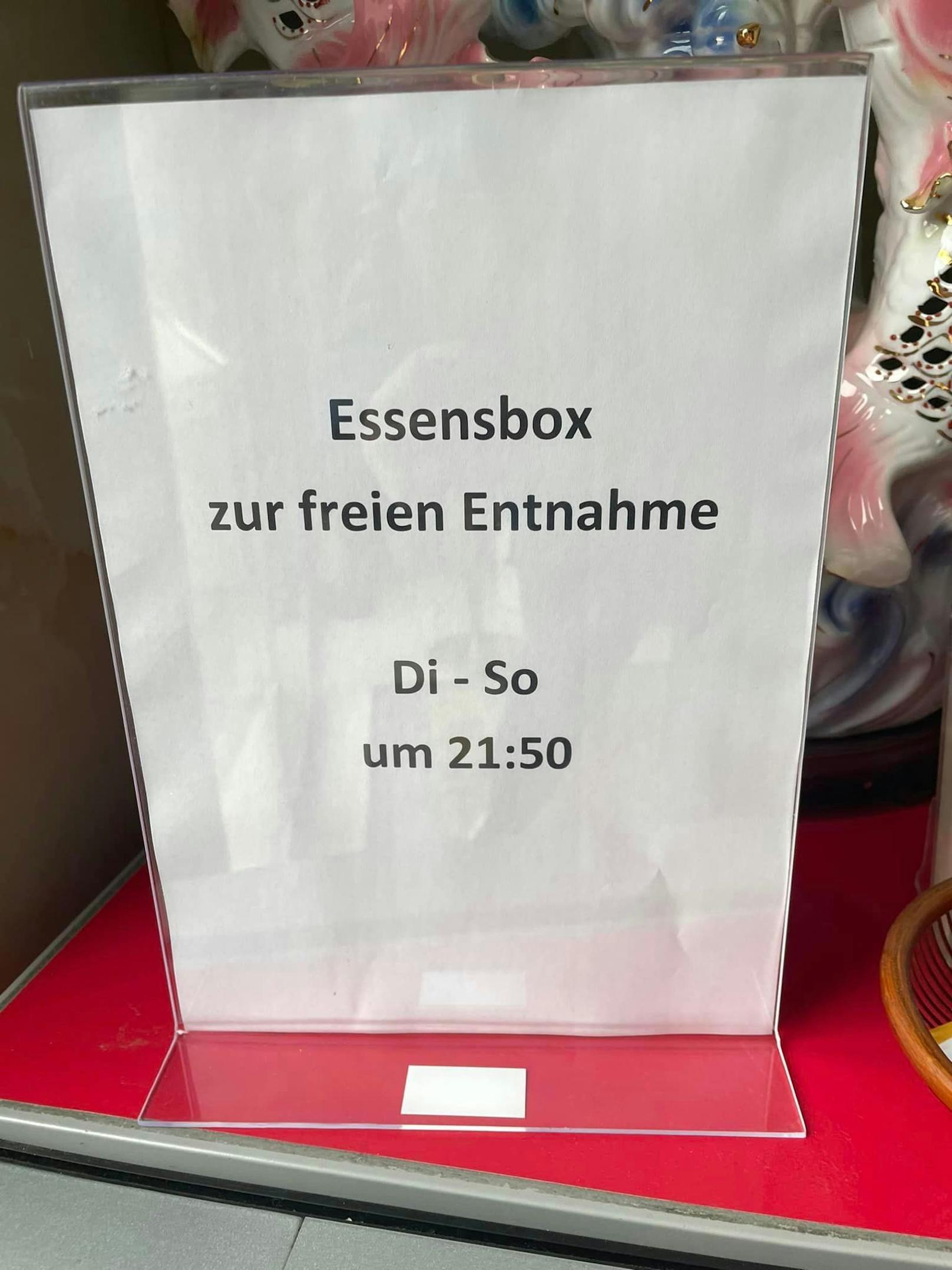 Nach Dienstschluss werden Essensboxen ausgegeben.