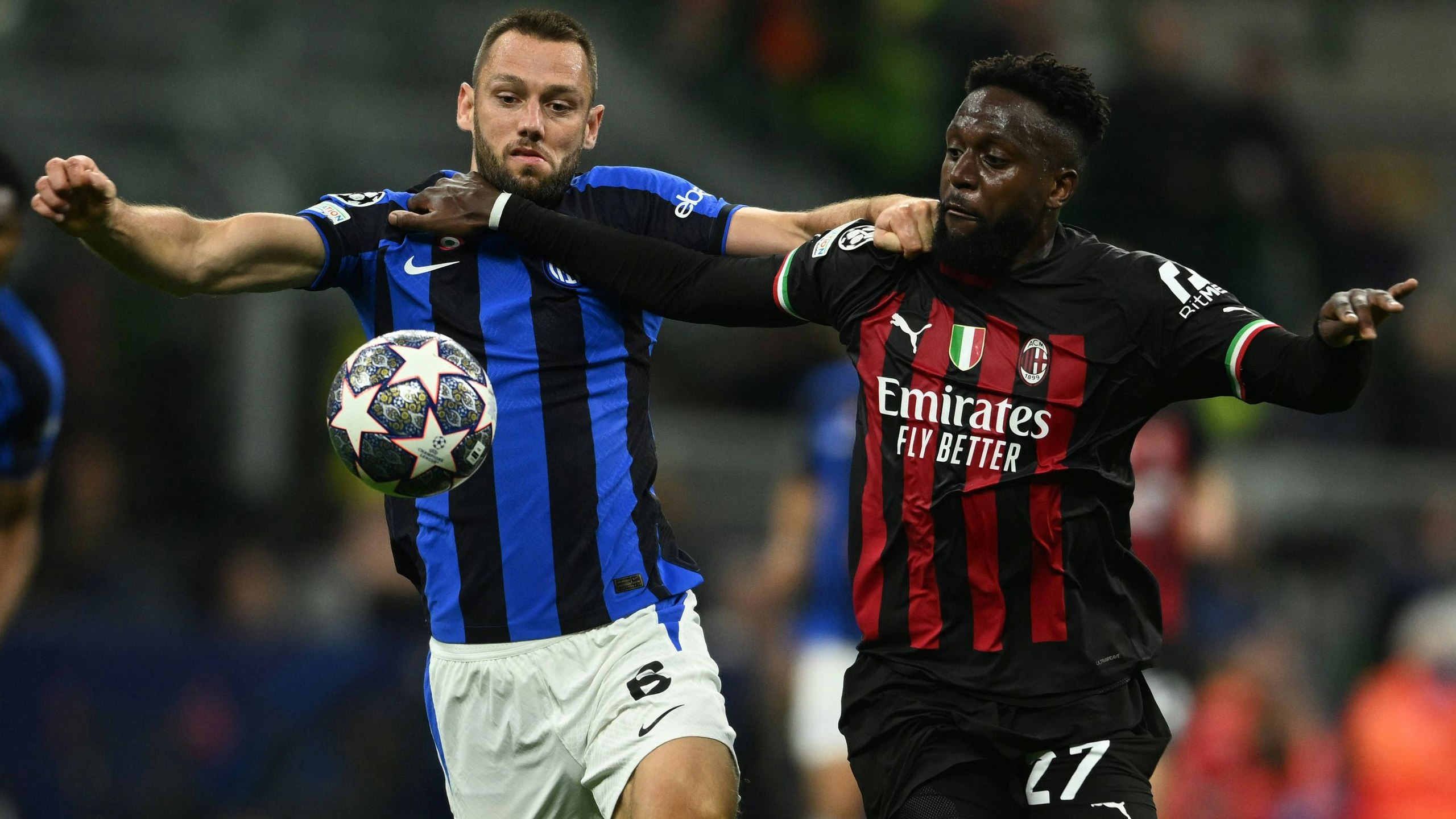 Inter (l.) spielte ohne Brustsponsor