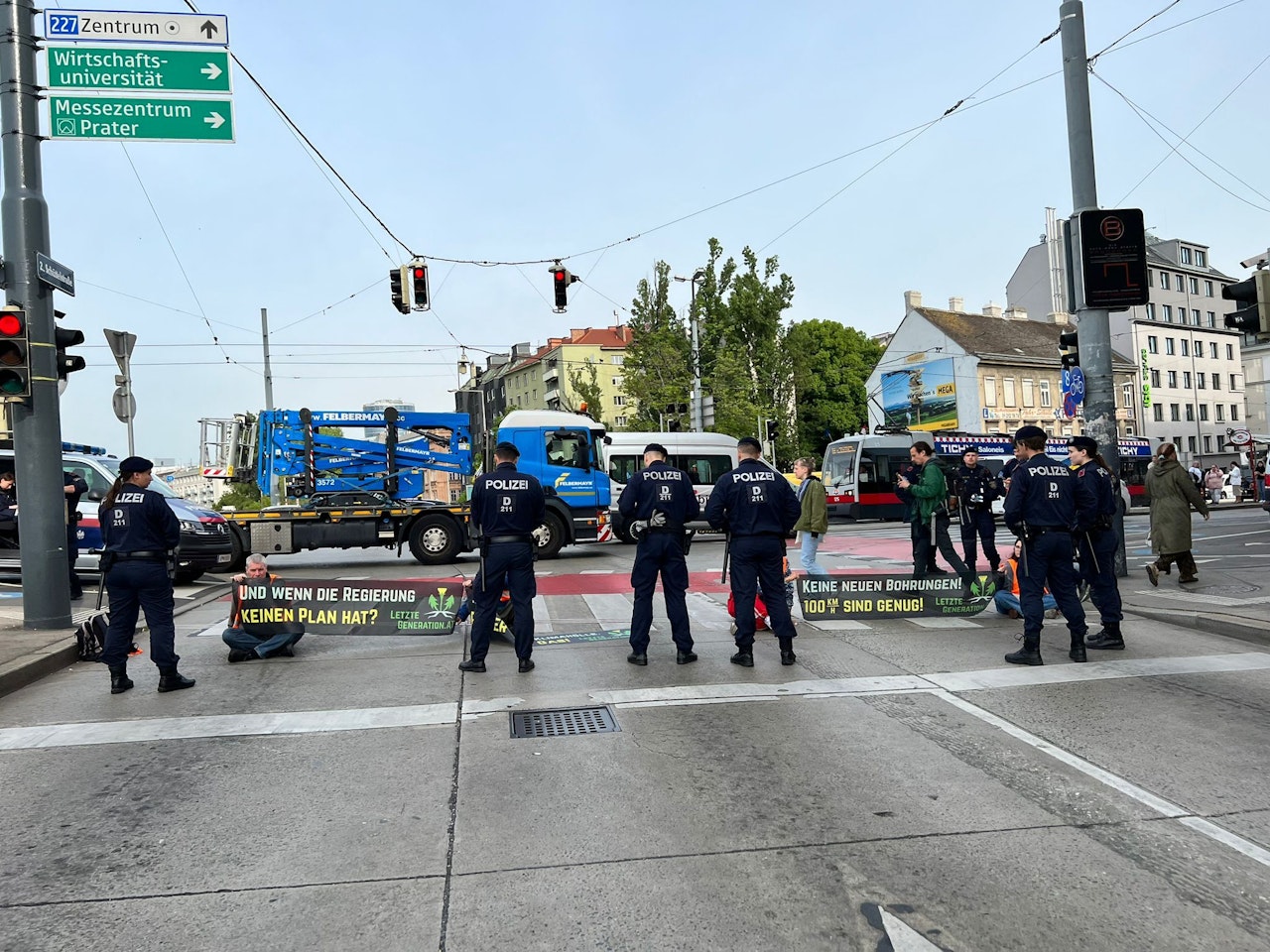 Heute.at - Sie picken! Klima-Kleber trotz Todesfalles mit neuer Aktion