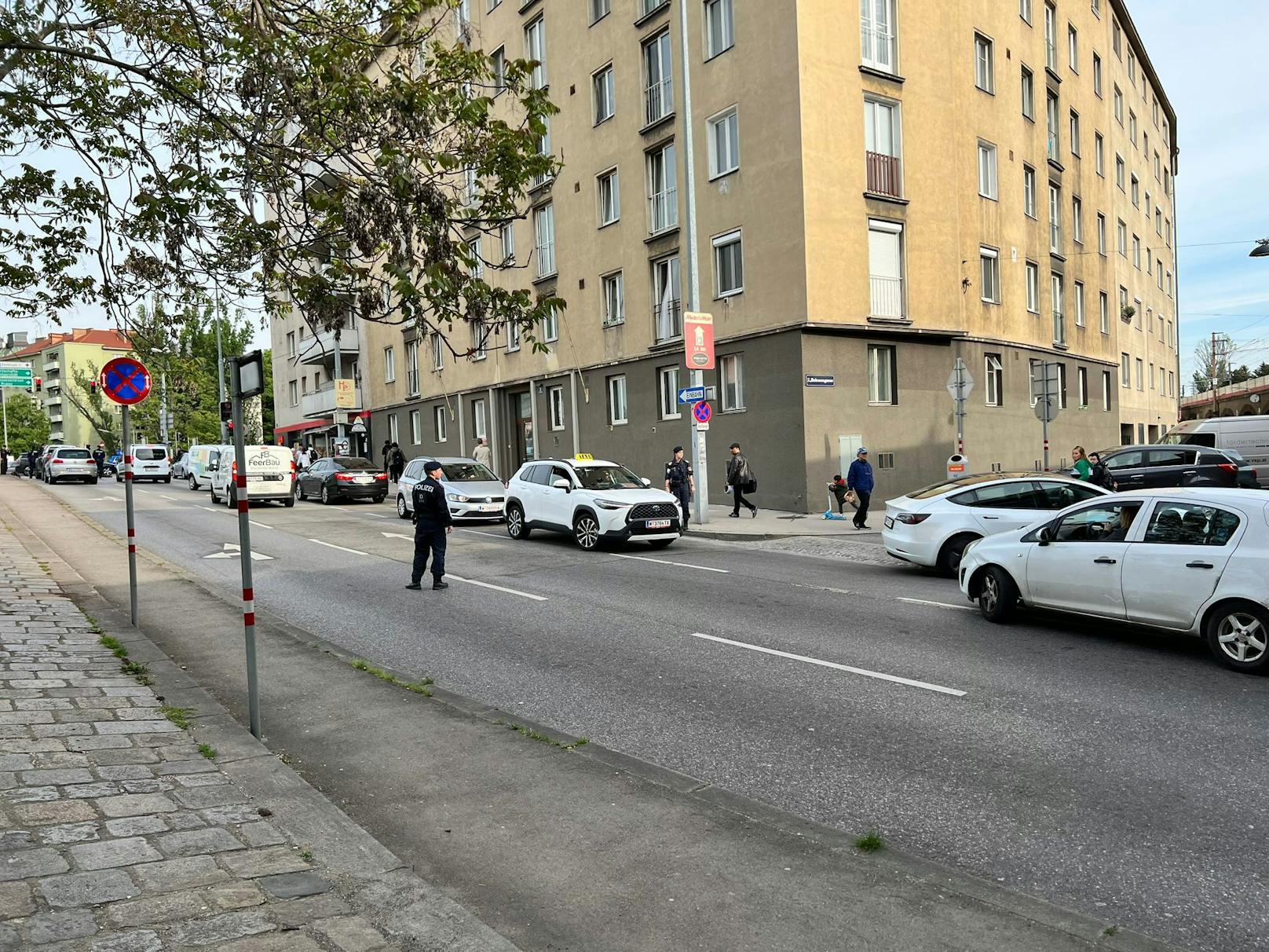 Die Wiener Polizei lässt die Autos nun umdrehen, um einen Stau zu vermeiden. 