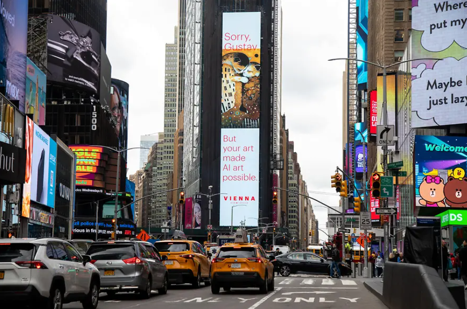Kunst von Klimt fusioniert mit Katzen in New York - sehr gut sichtbar lockt Wien mit seiner Kunstaktion die Amerikaner nach Europa ins schöne Wien, um sich die Originale anzuschauen.