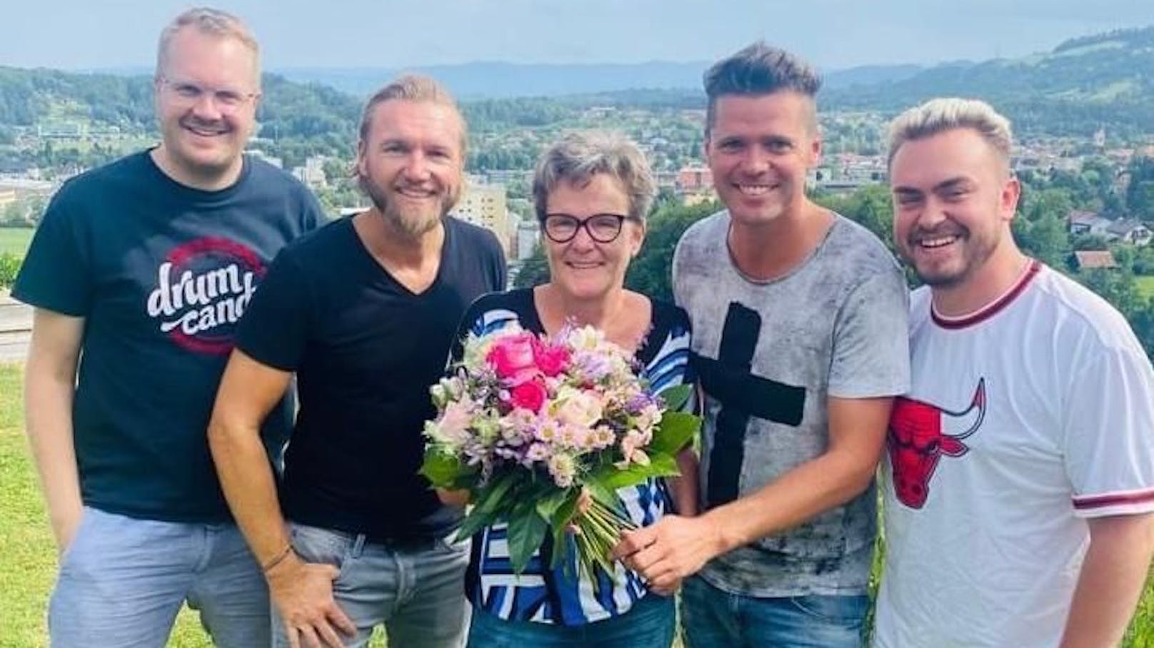 Mama Gerhild von "<strong>nordwand.</strong>"-Sänger Wolfi unterstützt die Liebe zur Musik von Beginn an. Zu den ersten Auftritten vor ca. 30 Jahren transportierte sie das Equipment in ihrem damaligen Fiat Panda von Auftritt zu Auftritt.