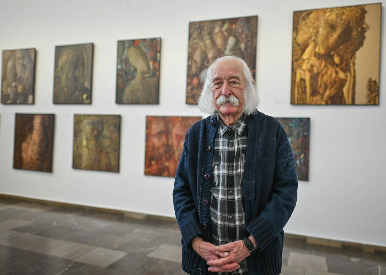 Wegen des Ukraine-Kriegs zog Ivan Marchuk nach Wien. Als einer der berühmtesten Künstler der Ukraine zeigt er nun erstmals in der Aula der Wissenschaften. (Hier bei einer seiner Ausstellungen Anfang Februar in Polen.)&nbsp;