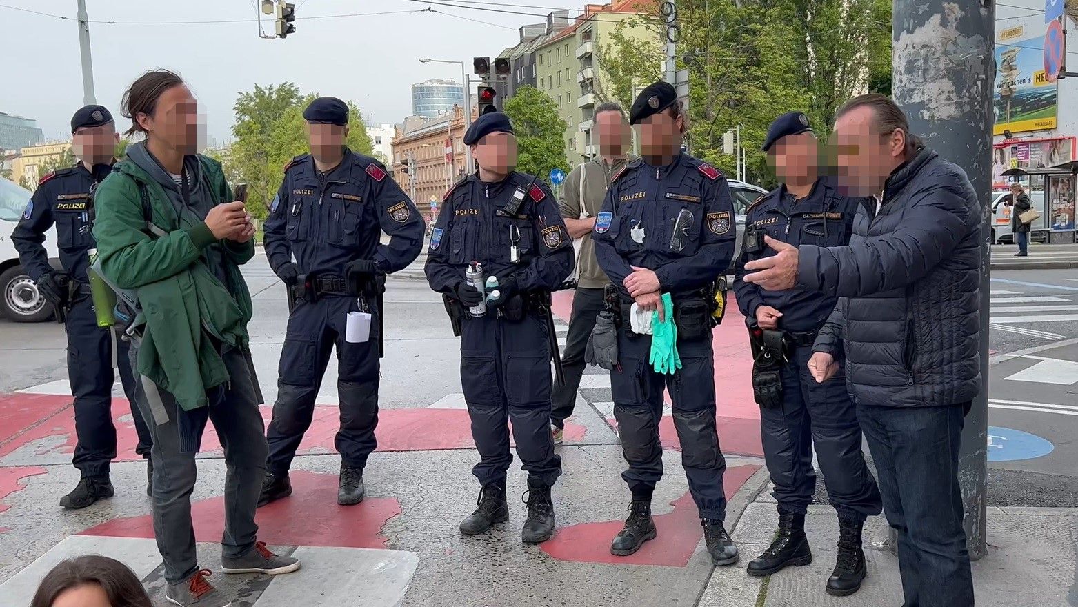 "Scheißkerle" – Wut-Wiener geht auf Klimakleber los