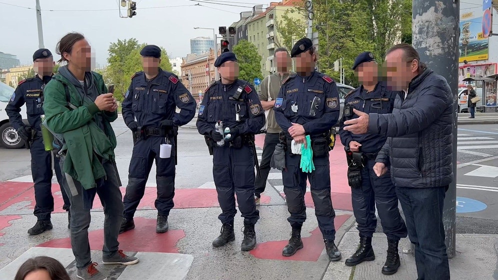 Ein Wut-Wiener brachte seinen Frust über die Klima-Kleber am Donnerstag lautstark zum Ausdruck.