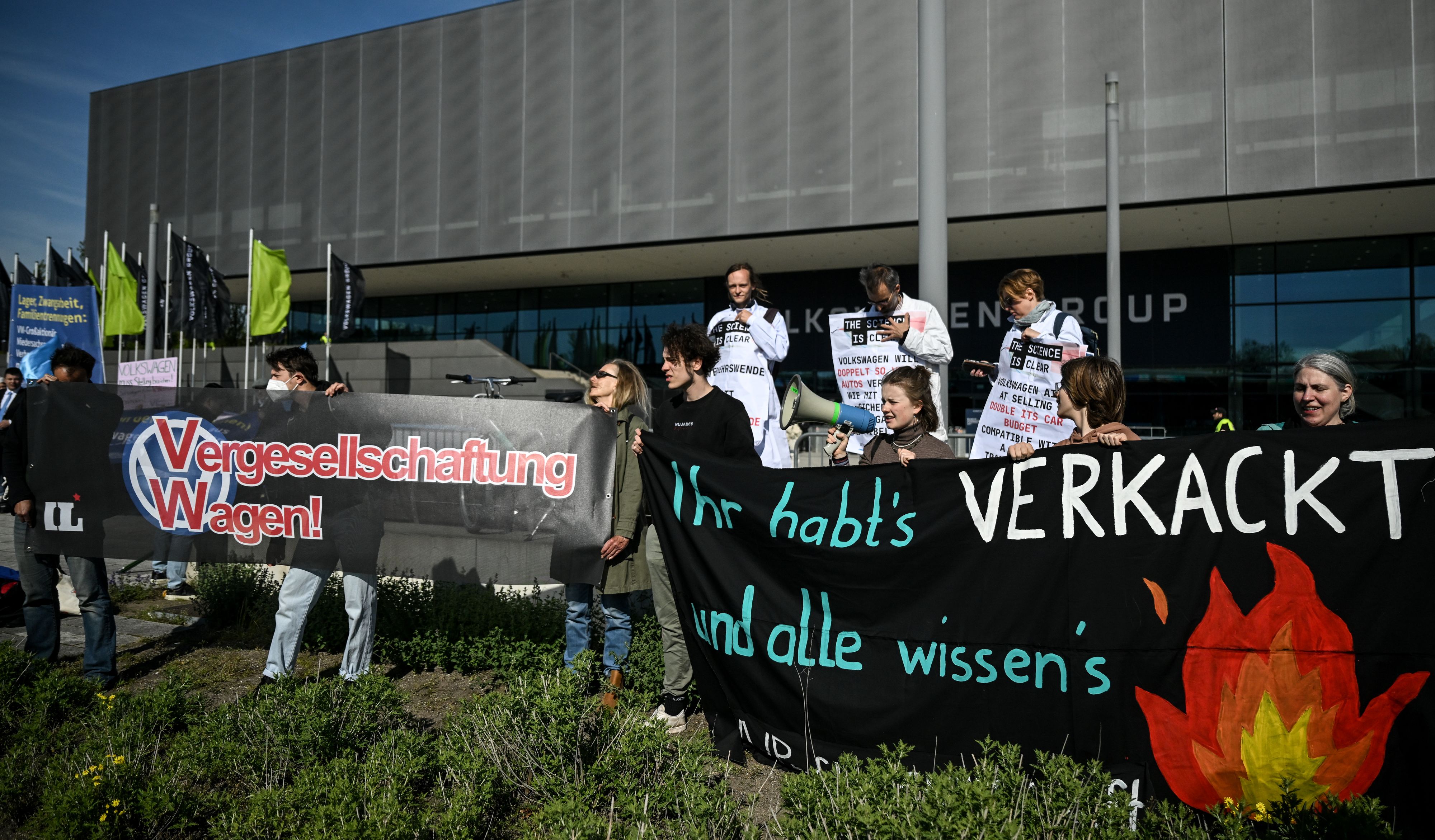 Bei der VW-Hauptversammlung kam es zu Protesten von Klimaaktivisten.