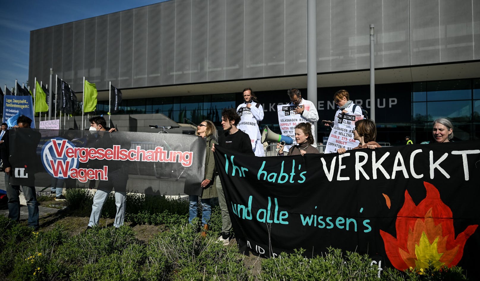 Bei der VW-Hauptversammlung kam es zu Protesten von Klimaaktivisten.