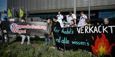 Nackte Demonstrantin stürmt VW-Chefsitzung