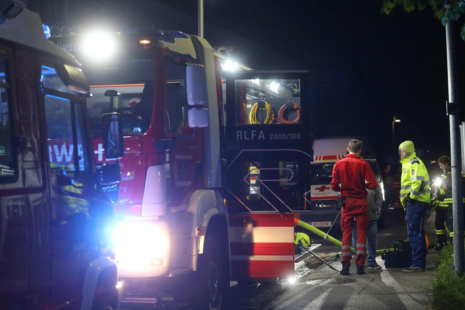 Ein Todesopfer sowie 14 Verletzte hat in der Nacht auf Freitag ein Brand in einer Mehrparteienhauswohnung in Kremsmünster (Bezirk Kirchdorf an der Krems) gefordert.