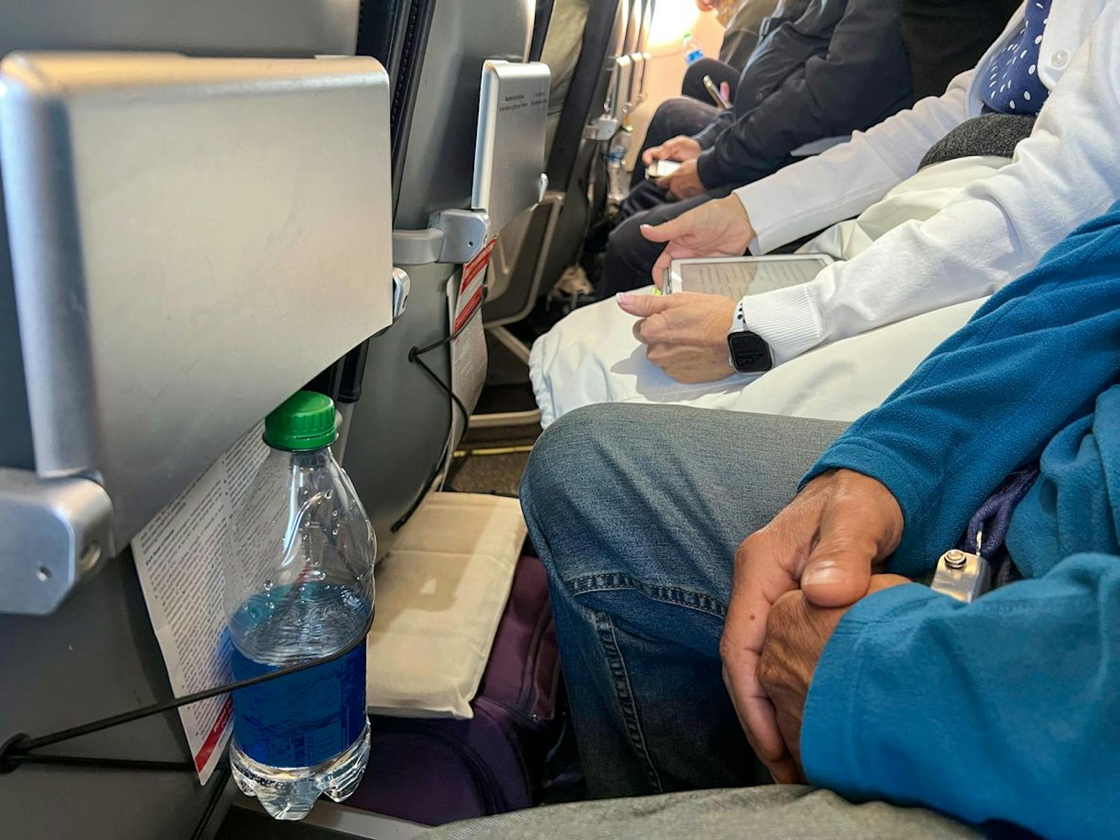 Wer in der Economy-Class reist, sitzt gewöhnlich eng. Besonders für große Menschen ist das unangenehm - vor allem, wenn der Flug lange dauert.