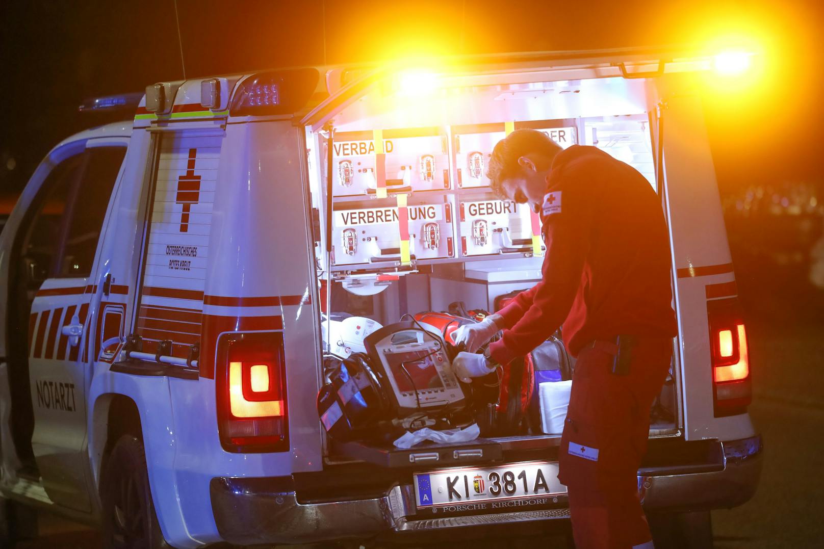 Ein Todesopfer sowie 14 Verletzte hat in der Nacht auf Freitag ein Brand in einer Mehrparteienhauswohnung in Kremsmünster (Bezirk Kirchdorf an der Krems) gefordert.