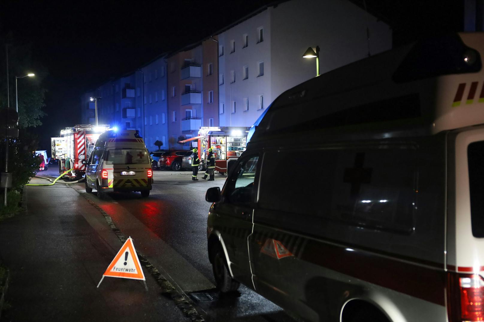 Ein Todesopfer sowie 14 Verletzte hat in der Nacht auf Freitag ein Brand in einer Mehrparteienhauswohnung in Kremsmünster (Bezirk Kirchdorf an der Krems) gefordert.