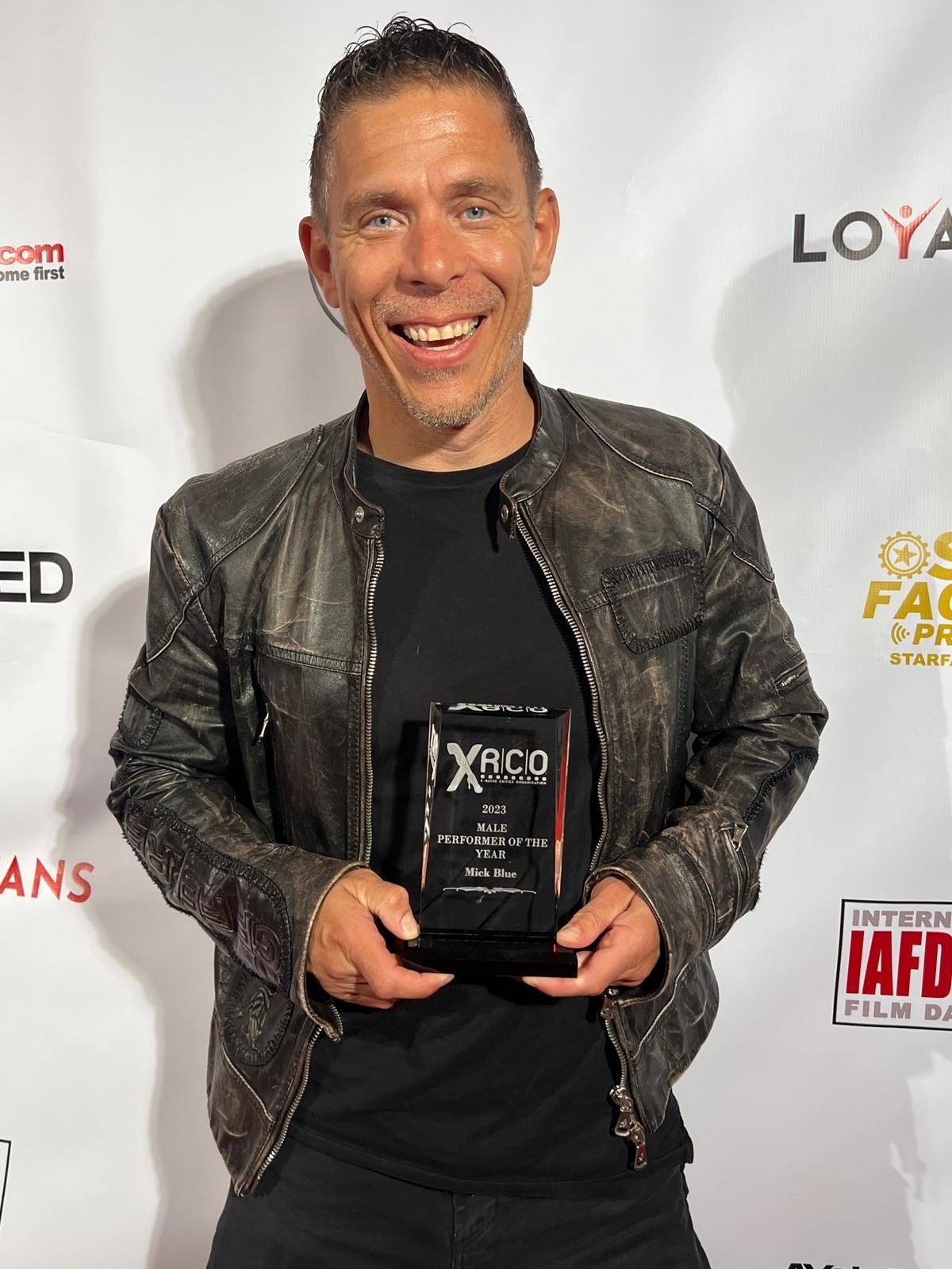 Mick Blue hat die XRCO-Trophäe für "MALE PERFOMER OF THE YEAR 2023" gewonnen.