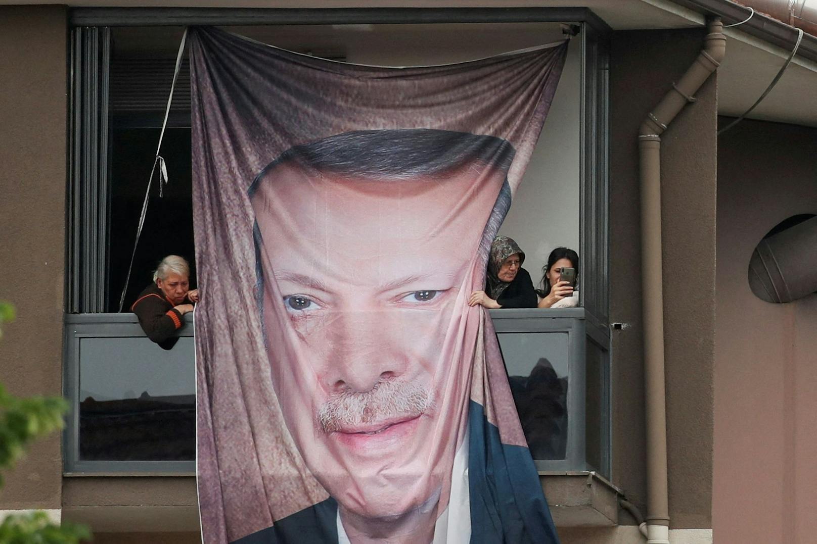 Ein Banner mit Erdogans Kopf ziert einen Balkon in Bursa – vereint sich das Land bald hinter einem neuen Machthaber?