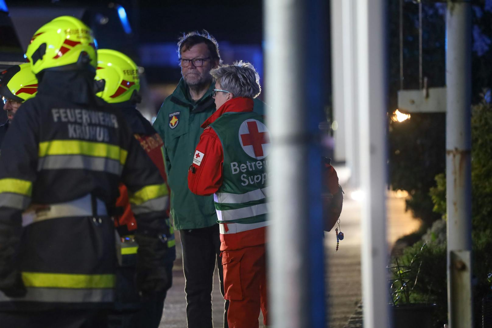 Ein Todesopfer sowie 14 Verletzte hat in der Nacht auf Freitag ein Brand in einer Mehrparteienhauswohnung in Kremsmünster (Bezirk Kirchdorf an der Krems) gefordert.