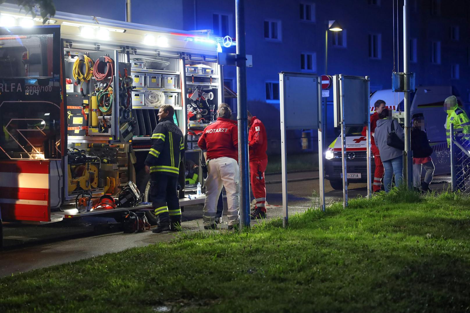 Ein Todesopfer sowie 14 Verletzte hat in der Nacht auf Freitag ein Brand in einer Mehrparteienhauswohnung in Kremsmünster (Bezirk Kirchdorf an der Krems) gefordert.
