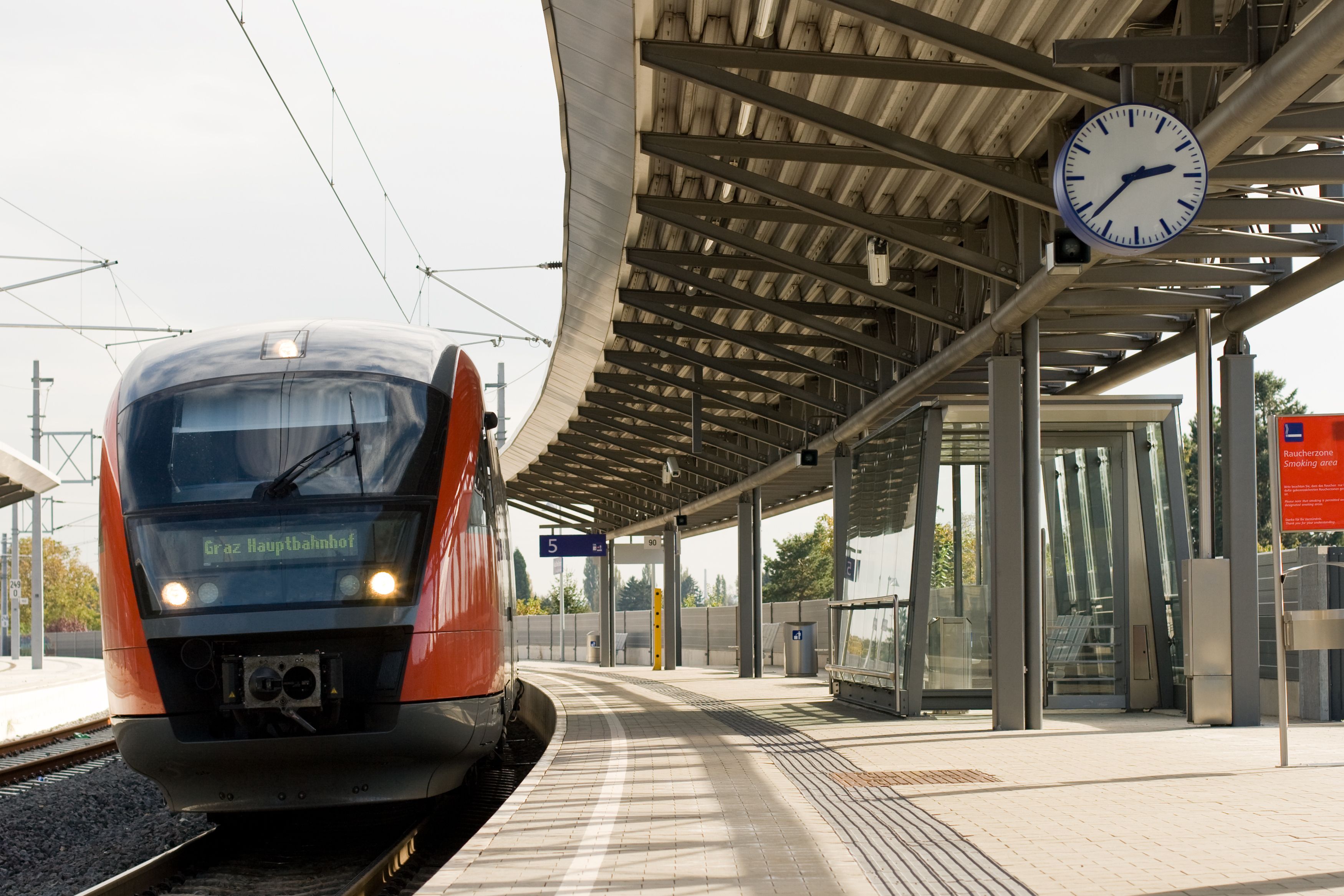 Die beiden Lebensretter sprangen auf die Gleise des Liesinger Bahnhofs, um den 19-Jährigen außer Gefahr zu bringen. (Symbolbild)