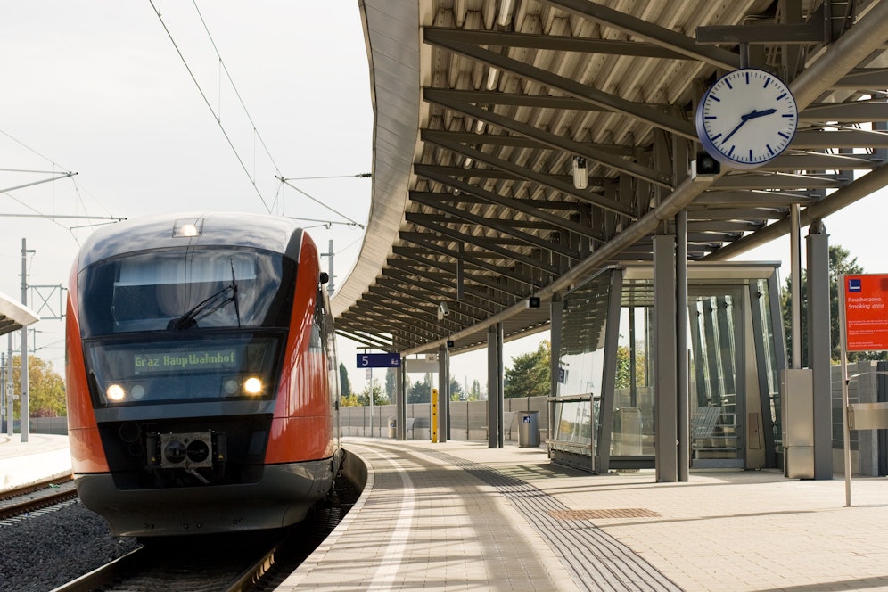 Die beiden Lebensretter sprangen auf die Gleise des Liesinger Bahnhofs, um den 19-Jährigen außer Gefahr zu bringen. (Symbolbild)