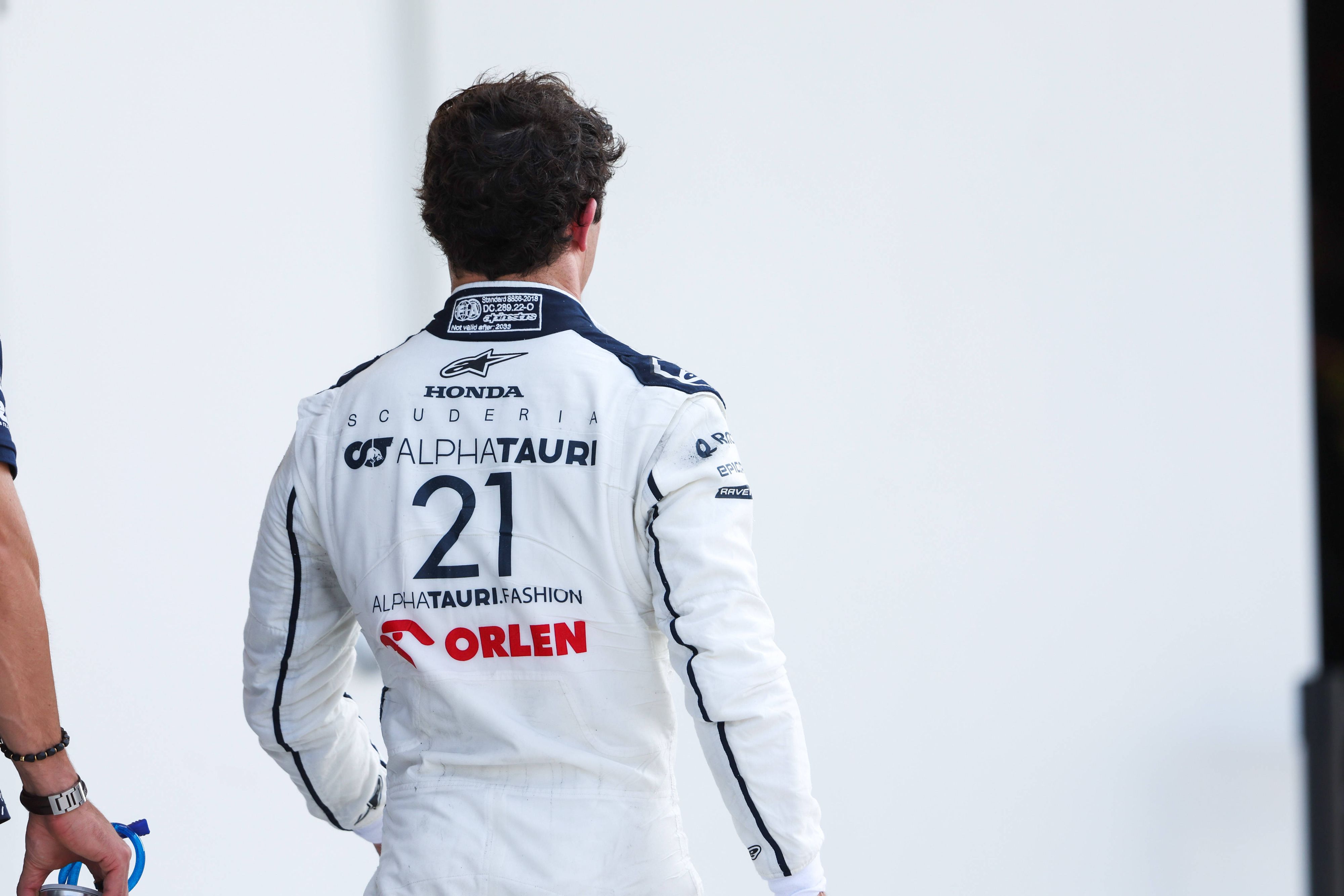 Formel-1-Ass Nyck de Vries steht mit dem Rücken zur Wand. 