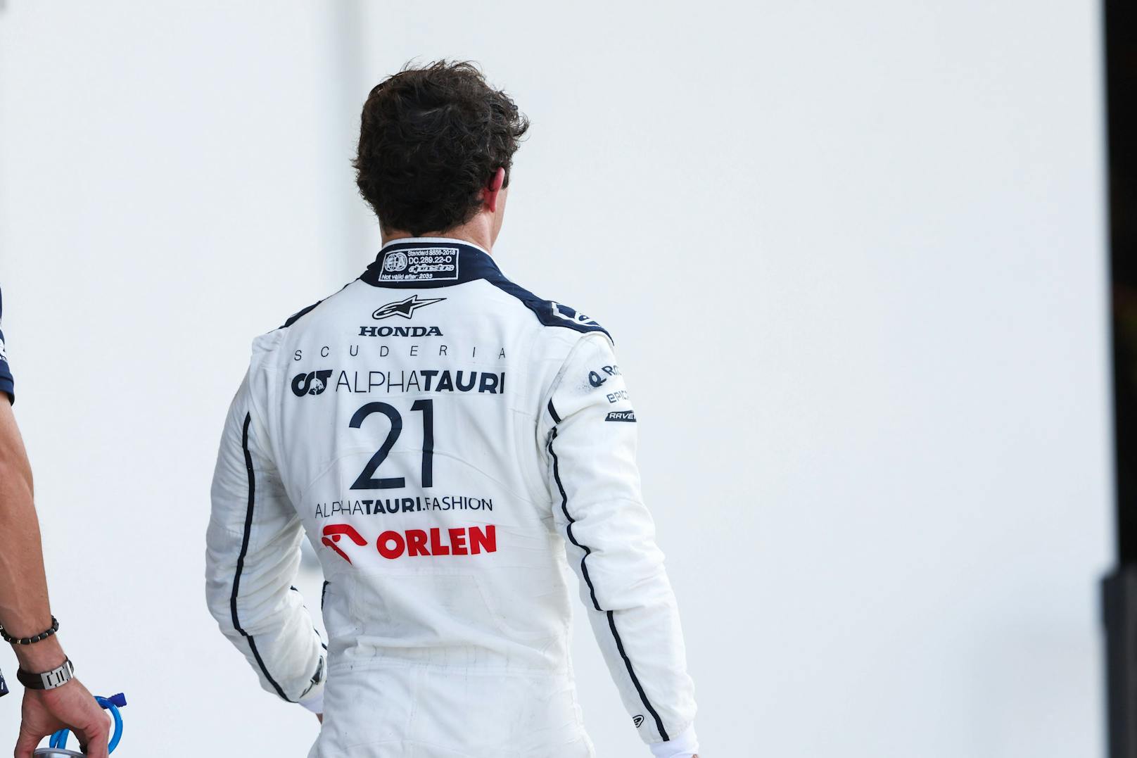 Formel-1-Ass Nyck de Vries steht mit dem Rücken zur Wand. 