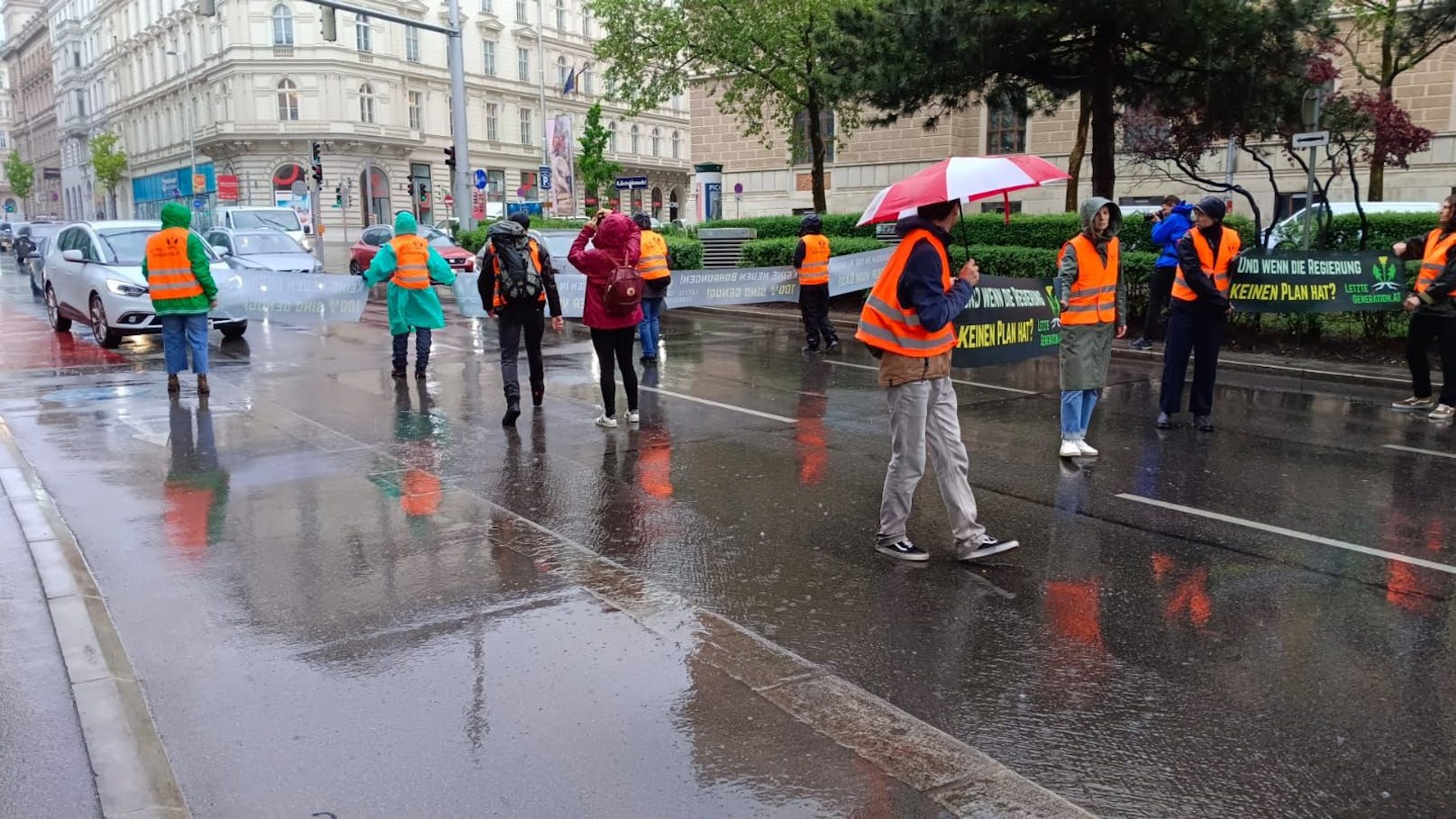 Die Klima-Aktivisten spazieren am Getreidemarkt – und blockieren damit den Verkehr.