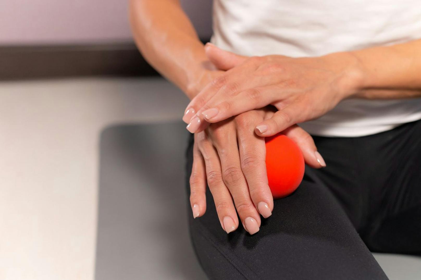 Massiere die Beinmuskeln: Dazu einen Tennisball mit an Bord nehmen. Drücke den Ball im Sitzen einfach in den Oberschenkel und rolle ihn am Bein auf und ab. Alternativ den Ball auch unter das Bein schieben und mit ihm herumwackeln.