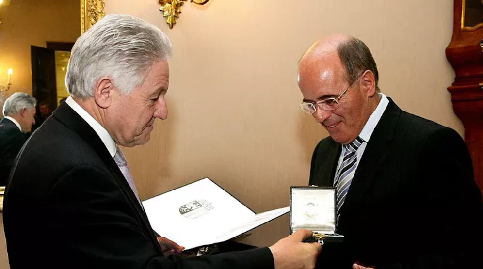 2011 erhielt Karl Frais (re.) von LH Josef Pühringer (ÖVP) das Große Goldene Ehrenzeichen.