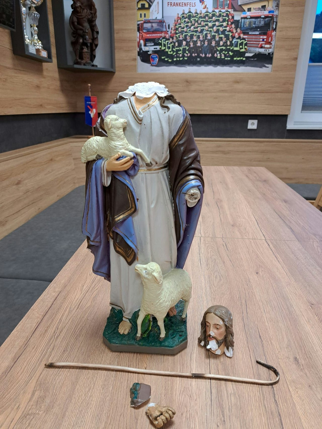 Heute.at - Geköpft! Vandalen warfen Schutz-Statue über Felswand