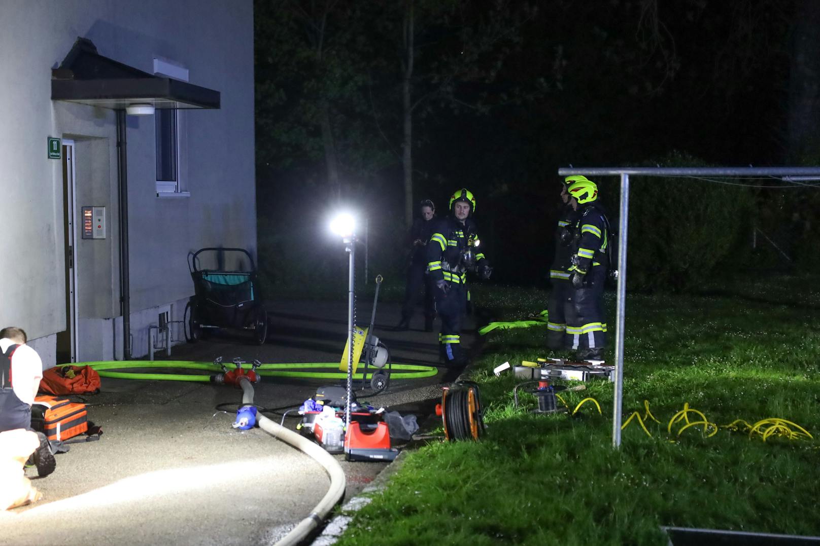 Ein Todesopfer sowie 14 Verletzte hat in der Nacht auf Freitag ein Brand in einer Mehrparteienhauswohnung in Kremsmünster (Bezirk Kirchdorf an der Krems) gefordert.