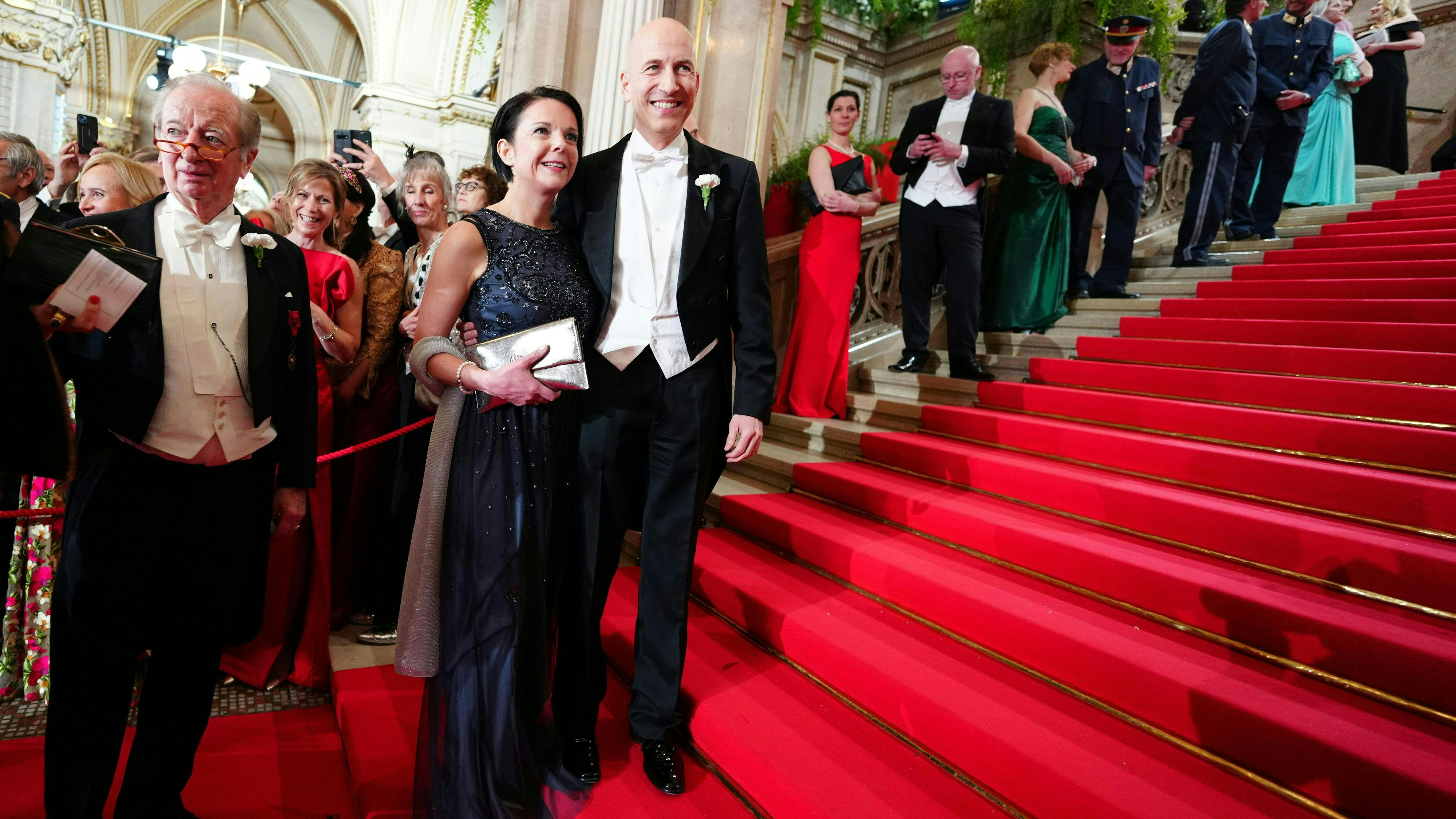 Download von www.picturedesk.com am 12.05.2023 (18:04).  ABD0352_20230216 - WIEN - ÖSTERREICH: Arbeitsminister Martin Kocher und seine Begleitung am Donnerstag, 16. Februar 2023, im Rahmen des Opernballs in der Staatsoper in Wien. - FOTO: APA/EVA MANHART - ++ WIR WEISEN AUSDRÜCKLICH DARAUF HIN, DASS EINE VERWENDUNG DES BILDES AUS MEDIEN- UND/ODER URHEBERRECHTLICHEN GRÜNDEN AUSSCHLIESSLICH IM ZUSAMMENHANG MIT DEM ANGEFÜHRTEN ZWECK UND REDAKTIONELL ERFOLGEN DARF ++ - 20230216_PD15145 - Rechteinfo: Rights Managed (RM) Nur fÃ¼r redaktionelle Nutzung!