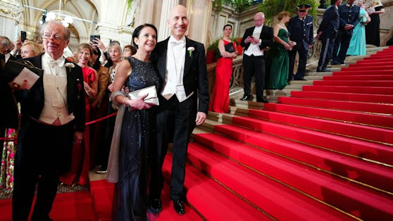 Arbeitsminister Martin Kocher&nbsp;mit Frau Natalie beim Opernball in der Wiener Staatsoper.