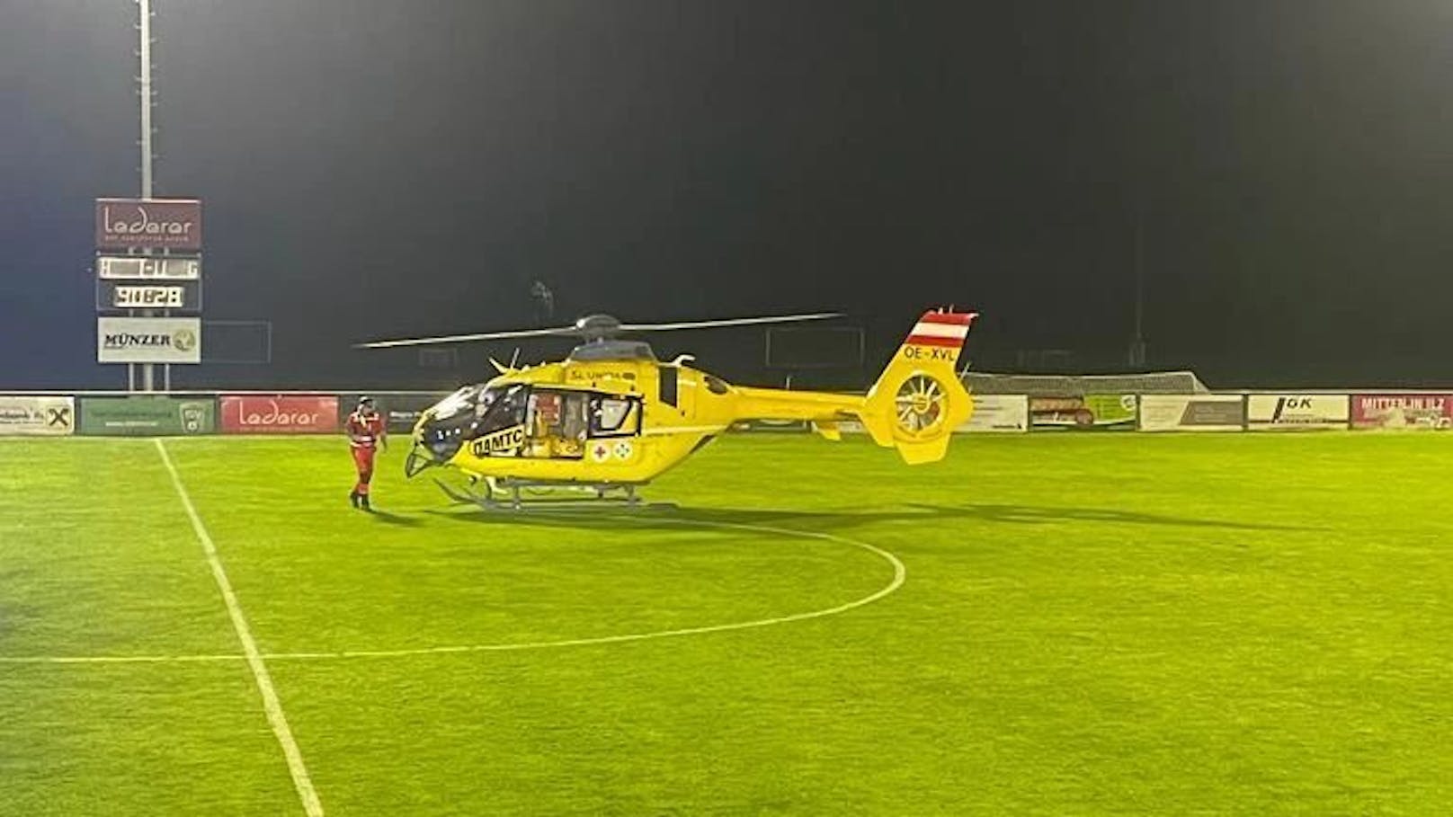 Der Hubschrauber ist direkt am Spielfeld gelandet und brachte den Spieler des USV Gnas ins Spital.